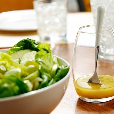 Простейший рецепт вкусной заправки для весенних салатов
