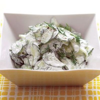 Простой огуречный салатик со сметанной заправкой за 15 минут