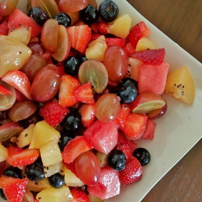 Освежающий фруктово-ягодный салат с мятой