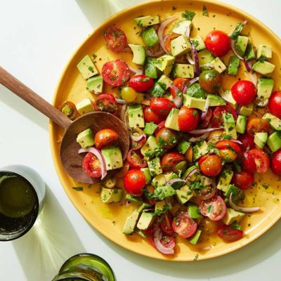 Интересный летний салатик с помидорами черри и авокадо