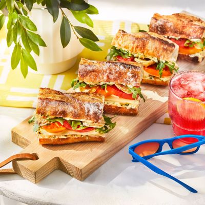 Вкусные сэндвичи с сыром и помидорами - закуска на праздничный летний стол