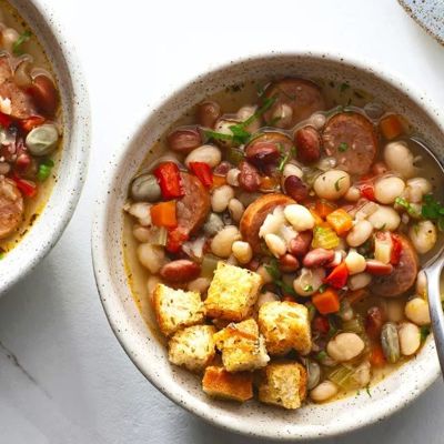 Ароматный зимний суп с фасолью и колбасой