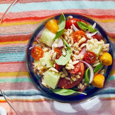 Здоровый летний салат с полбой и овощами