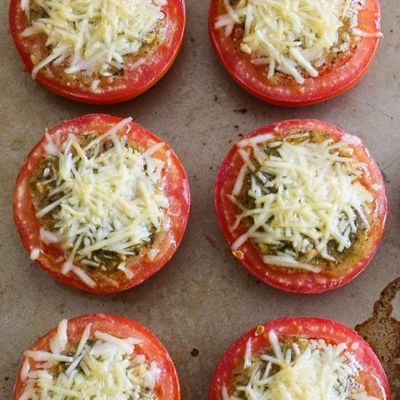 Идеальная закуска: запечённые помидоры с песто и сыром