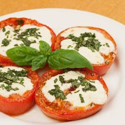 Бесподобные помидоры с базиликом и сыром в духовке