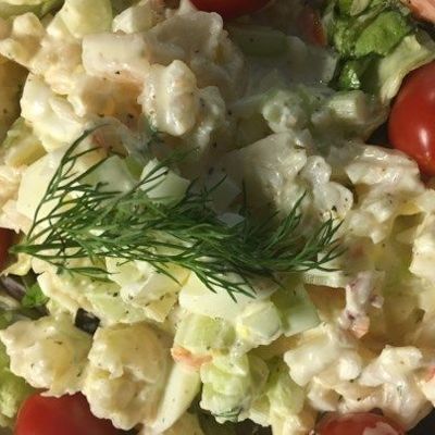 Вкусный яичный салат с креветками