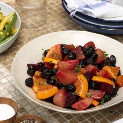 Витаминный салат со свёклой, маслинами и апельсином