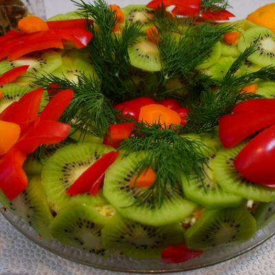 Вкусный слоеный салат с рыбой на праздник