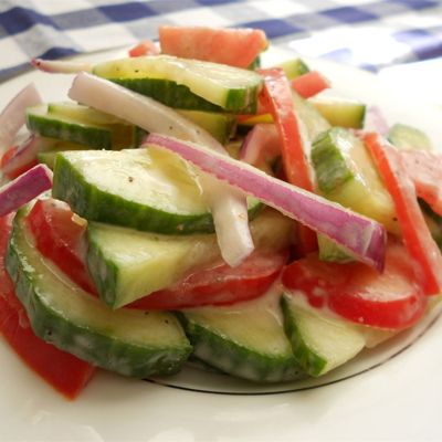 Летний салат из огурцов и помидоров освежающий и легкий