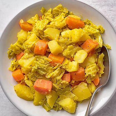 Пикантное овощное рагу с картошкой и капустой на сковороде