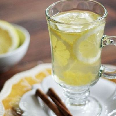 Праздничный коктейль с лимоном и мёдом