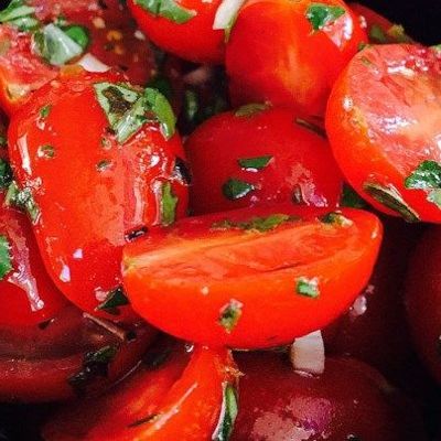 Простейший салат из помидоров в итальянском стиле
