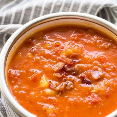 Вкусный томатный суп с фасолью и беконом