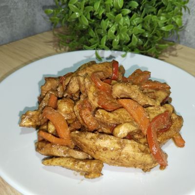 Куриное филе на сковороде с болгарским перцем и морковью