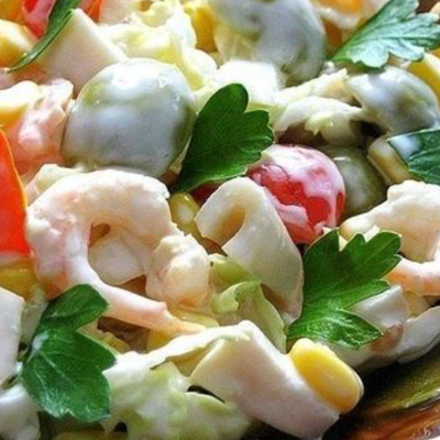 Салат с кальмарами креветками и яйцом Салат с кальмарами креветками и яйцом