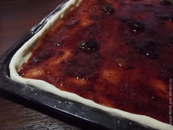 Пирог с вареньем с посыпкой с