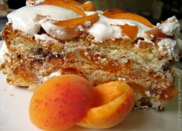Торт со свежими абрикосами и корицей