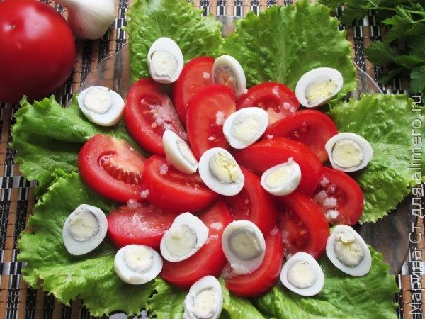 Салат с помидором и перепелиными яйцами