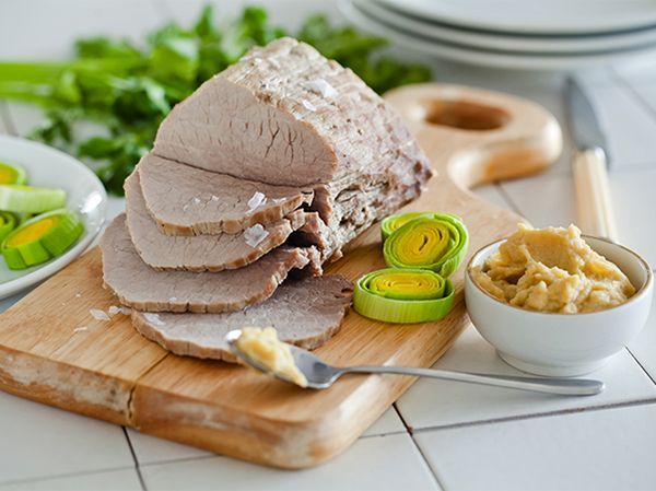 Для того чтобы отварное мясо было вкусным, мягким и сочным, его нужно опускать (не кусочками, а крупным куском!) не в холодную воду, а в кипяток и варить при слабом кипении бульона. Для того чтобы отварное мясо было вкусным, мягким и сочным, его нужно опускать (не кусочками, а крупным куском!) не в холодную воду, а в кипяток и варить при слабом кипении бульона.