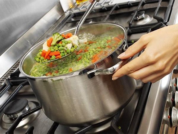 Если вы хотите получить при варке вкусные овощи, их следует опустить в воду после того, как она закипит. Если же ваша цель - вкусный бульон, нужно начинать варить овощи в холодной воде. Если вы хотите получить при варке вкусные овощи, их следует опустить в воду после того, как она закипит. Если же ваша цель - вкусный бульон, нужно начинать варить овощи в холодной воде.