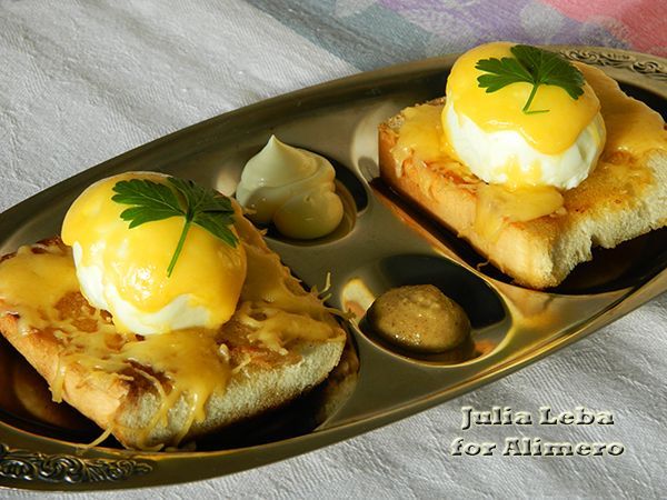 Завтрак с яйцами на тостах