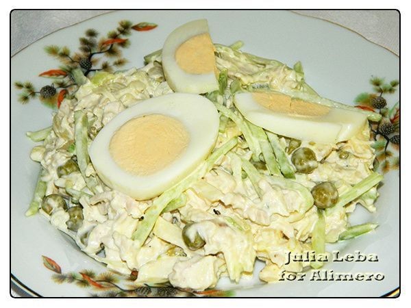 Вкусный салат с курицей и овощами