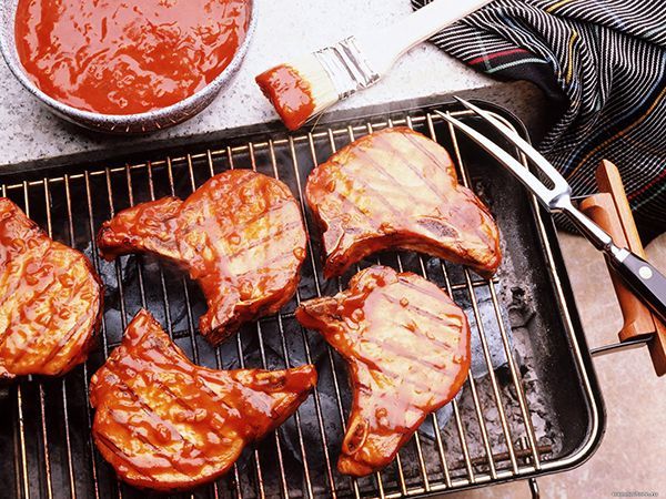 Пережаренное сверху, но сырое внутри мясо. Здесь одновременно две причины. 1. Слишком высокая температура. 2. Недостаточное время приготовления. Решение может быть только одно – отправить мясо в духовку при небольшой температуре, чтобы оно пропеклось внутри. Пережаренное сверху, но сырое внутри мясо. Здесь одновременно две причины. 1. Слишком высокая температура. 2. Недостаточное время приготовления. Решение может быть только одно – отправить мясо в духовку при небольшой температуре, чтобы оно пропеклось внутри.