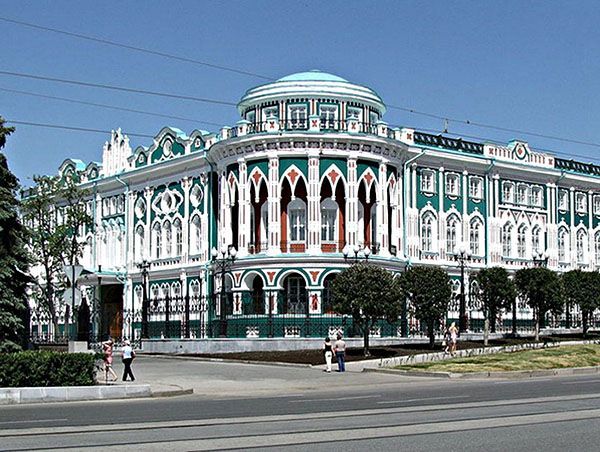 Екатеринбург (Россия). На фото - дом Севастьянова. Дворец, построенный у берега городского пруда. Выделяется своими размерами и изяществом. Меня просто манит Урал. При первой же возможности я умчусь туда хотя бы на несколько дней! Екатеринбург (Россия). На фото - дом Севастьянова. Дворец, построенный у берега городского пруда. Выделяется своими размерами и изяществом. Меня просто манит Урал. При первой же возможности я умчусь туда хотя бы на несколько дней!