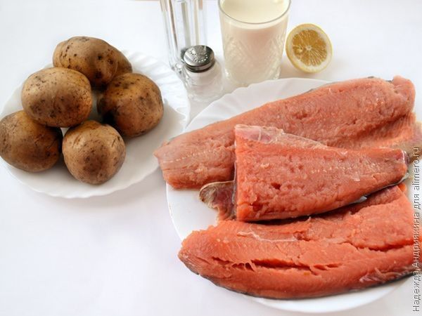 Запекаем рыбу с картошкой и сметаной