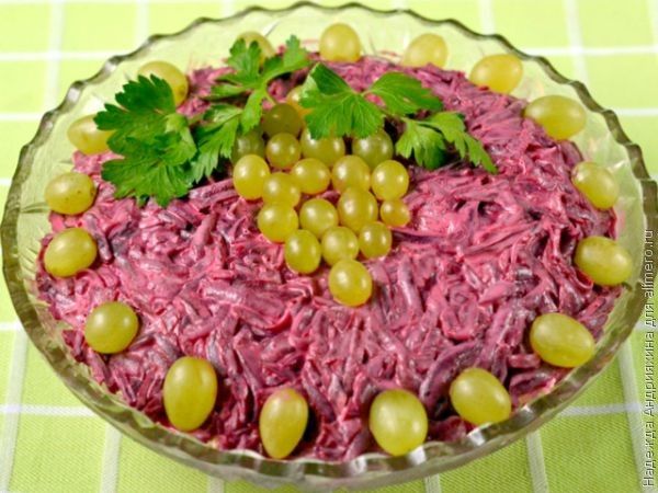 Салат из свеклы с виноградом