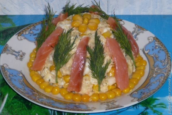 Салат с консервированным лососем