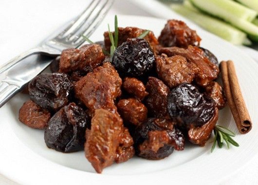 Мясо отлично сочетается с черносливом: если добавить сухофрукт в блюдо при тушении, можно получить изысканный вкус. Мясо отлично сочетается с черносливом: если добавить сухофрукт в блюдо при тушении, можно получить изысканный вкус.