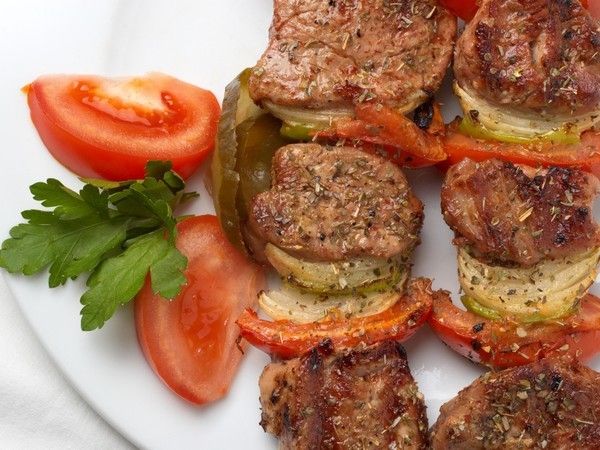 Первым делом забываем про парное и замороженное мясо, оно является губительным для жарки шашлыка. Лучше всего покупать охлажденное мясо. Первым делом забываем про парное и замороженное мясо, оно является губительным для жарки шашлыка. Лучше всего покупать охлажденное мясо.