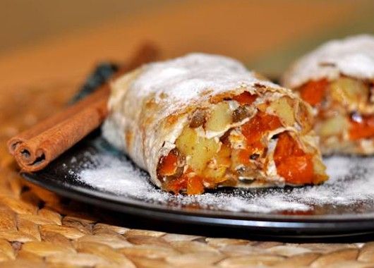 Протушить на сковороде яблоки, курагу и изюм с добавлением сахара и корицы. Выложить начинку на лаваш, свернуть рулетом. Смазать сливочным маслом и запечь в духовке в течение 15 минут. Протушить на сковороде яблоки, курагу и изюм с добавлением сахара и корицы. Выложить начинку на лаваш, свернуть рулетом. Смазать сливочным маслом и запечь в духовке в течение 15 минут.