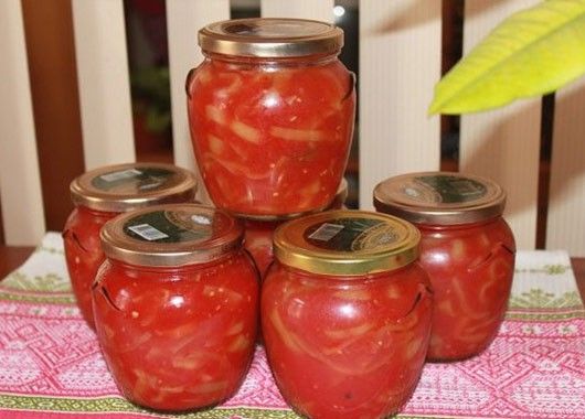 Лечо. Помидор — 3 кг, перец болгарский — 2 кг, сахар — 1 ст., соль — 2 ст. л., чеснок (зубчика) — 4 шт. Помидоры пропустить через мясорубку и поставить на огонь. В это время нарезать перец и соединить с помидорами. Добавить соль, сахар и прокипятить 30 минут. В конце добавить нарезанный чеснок. Стерилизуем банки, раскладываем в них овощи и закатываем. Лечо. Помидор — 3 кг, перец болгарский — 2 кг, сахар — 1 ст., соль — 2 ст. л., чеснок (зубчика) — 4 шт. Помидоры пропустить через мясорубку и поставить на огонь. В это время нарезать перец и соединить с помидорами. Добавить соль, сахар и прокипятить 30 минут. В конце добавить нарезанный чеснок. Стерилизуем банки, раскладываем в них овощи и закатываем.