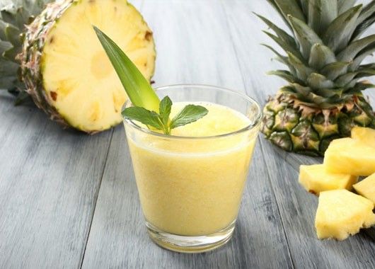 Порежьте ананас и банан на небольшие кусочки. Заморозьте. В блендере смешайте ананасовый и апельсиновый соки и замороженные фрукты. Измельчите до однородной массы и разлейте по стаканам. Порежьте ананас и банан на небольшие кусочки. Заморозьте. В блендере смешайте ананасовый и апельсиновый соки и замороженные фрукты. Измельчите до однородной массы и разлейте по стаканам.