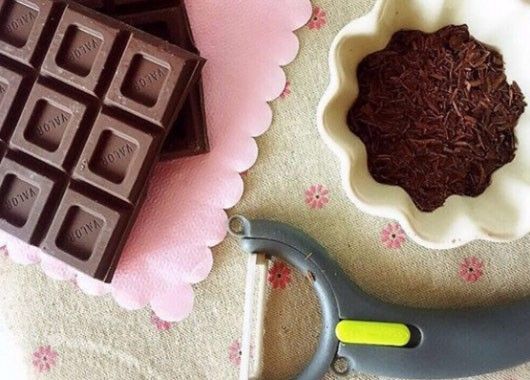 Не нужно специальных устройств, чтобы сделать шоколадную стружку: несколько взмахов картофелечисткой — и посыпаем шоколадом все, что захотим. Не нужно специальных устройств, чтобы сделать шоколадную стружку: несколько взмахов картофелечисткой — и посыпаем шоколадом все, что захотим.