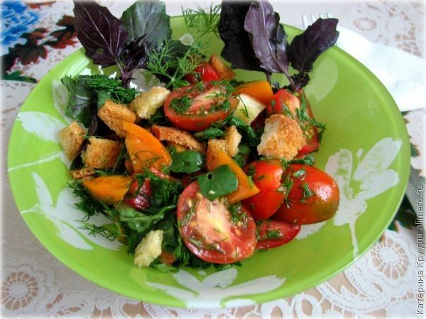 Салат с гренками и томатами