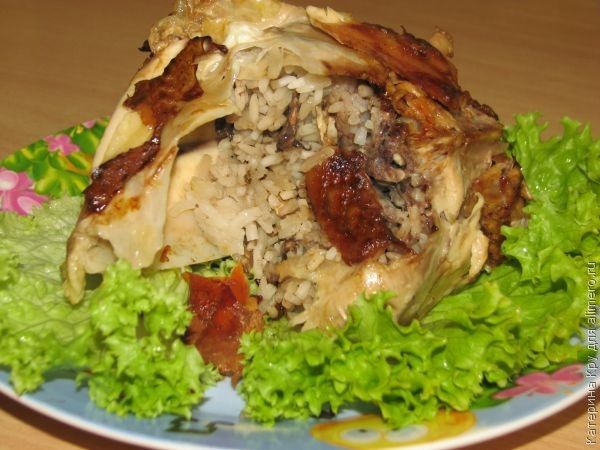 Курица, фаршированная рисом и грибами, в сотейнике