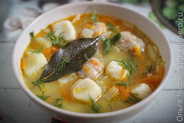 Наваристый суп с галушками и фрикадельками