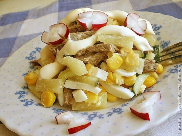 Салат с ананасом и говядиной