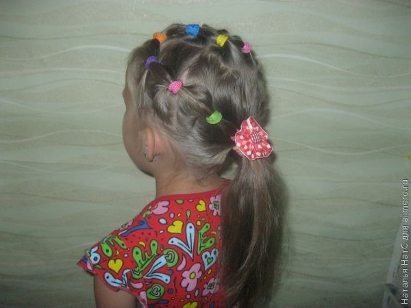 Яркая прическа для девочки