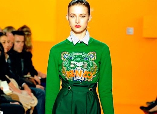 1. Свитшот KENZO. С изображением тигров, они быстро стали повседневной одеждой тинейджеров, студентов и даже голливудских звезд. Однако яркие, запоминающиеся морды хищного зверя вскоре приелись и вышли из моды. 1. Свитшот KENZO. С изображением тигров, они быстро стали повседневной одеждой тинейджеров, студентов и даже голливудских звезд. Однако яркие, запоминающиеся морды хищного зверя вскоре приелись и вышли из моды.