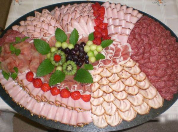 Для оформления мясной нарезки можно использовать вареные, копченные и сырокопченые колбасы, ветчину, карбонат, буженину, грудинку, сало, отварной язык. В общем, все, что есть в вашем распоряжении из мясной продукции. Для оформления мясной нарезки можно использовать вареные, копченные и сырокопченые колбасы, ветчину, карбонат, буженину, грудинку, сало, отварной язык. В общем, все, что есть в вашем распоряжении из мясной продукции.