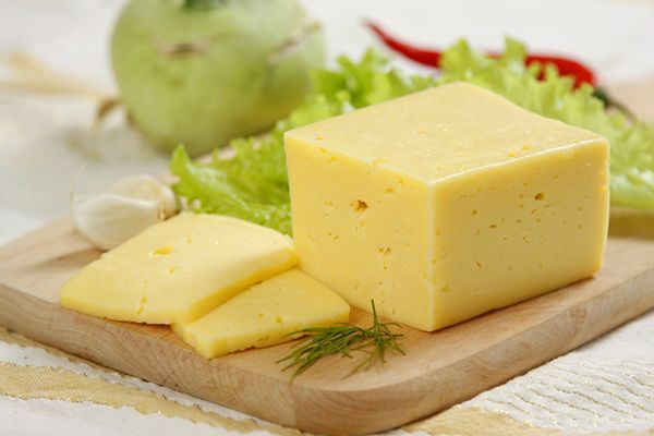 1. Сыр. Если вы любите добавлять в блюда тёртый сыр, можно купить большой кусок твердого сыра, нашинковать его и положить в морозилку в специальных пакетах для заморозки. Он может храниться в морозилке несколько месяцев, и во время приготовления достаточно будет открыть контейнер или мешок для заморозки и достать пару чайных ложек сыра. 1. Сыр. Если вы любите добавлять в блюда тёртый сыр, можно купить большой кусок твердого сыра, нашинковать его и положить в морозилку в специальных пакетах для заморозки. Он может храниться в морозилке несколько месяцев, и во время приготовления достаточно будет открыть контейнер или мешок для заморозки и достать пару чайных ложек сыра.