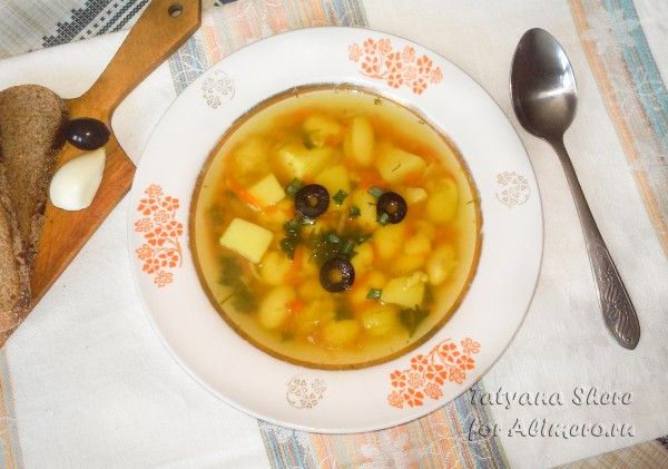 Суп с фасолью и маслинами
