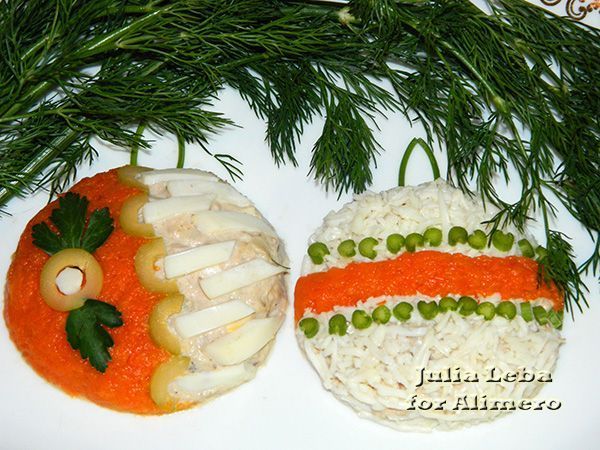 Праздничный салат &laquo;Елочные шары&raquo;. Рецепт: Юлия Леба. Ингредиенты: рыбные консервы, отварной картофель, морковь, яйца, лук, специи. Заправка: сметана майонез. Украшение: яйцо, морковь, оливки, зелень.
