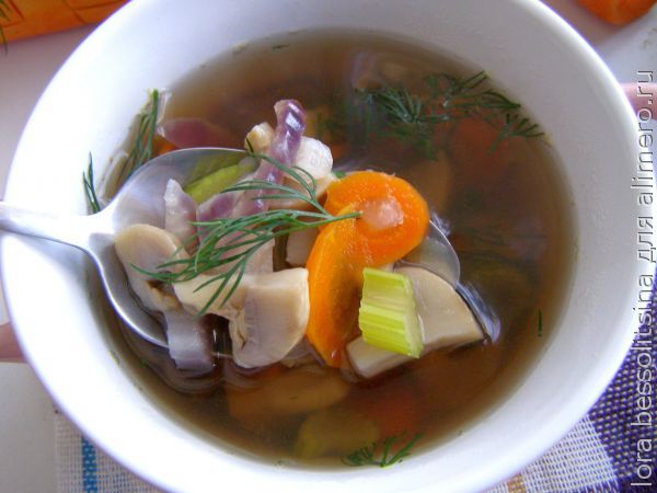 диетические блюда - суп-бульон грибной
