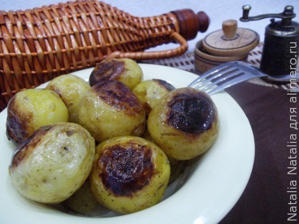 Варено-жареный молодой картофель на сковороде – вкусно и быстро