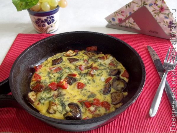 Готовим яичницу с баклажанами и помидорами на сковороде – оригинальный рецепт